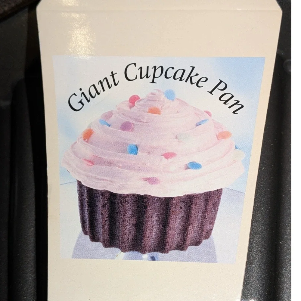 Wilton Dimensions Giant Cupcake Pan 2105-5038 Non-Stick Cast Aluminum 10 Cup 3D